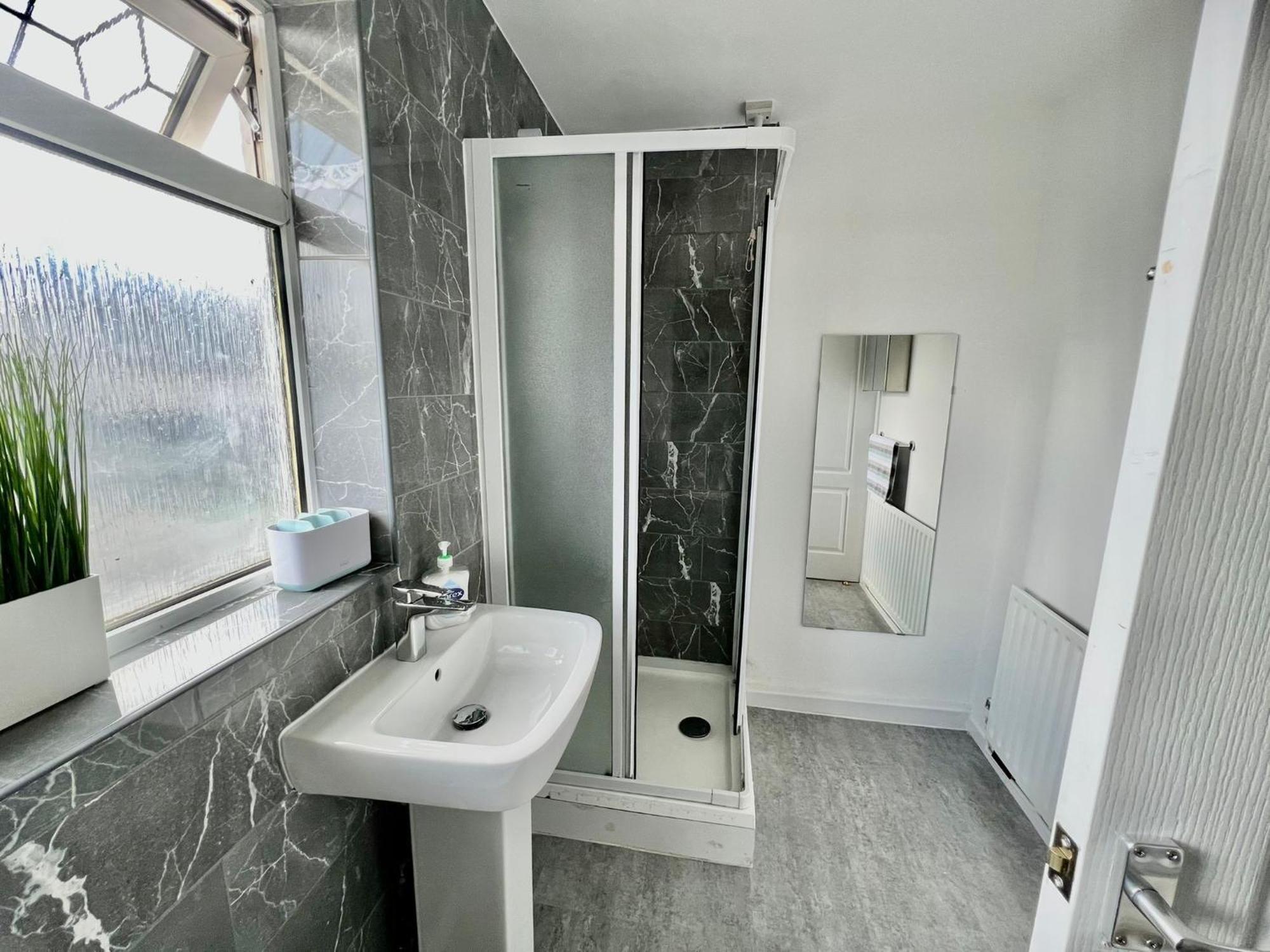 Executive 3 Bedroom Port Talbot Town Centre Margam Sleeps 7 Esterno foto